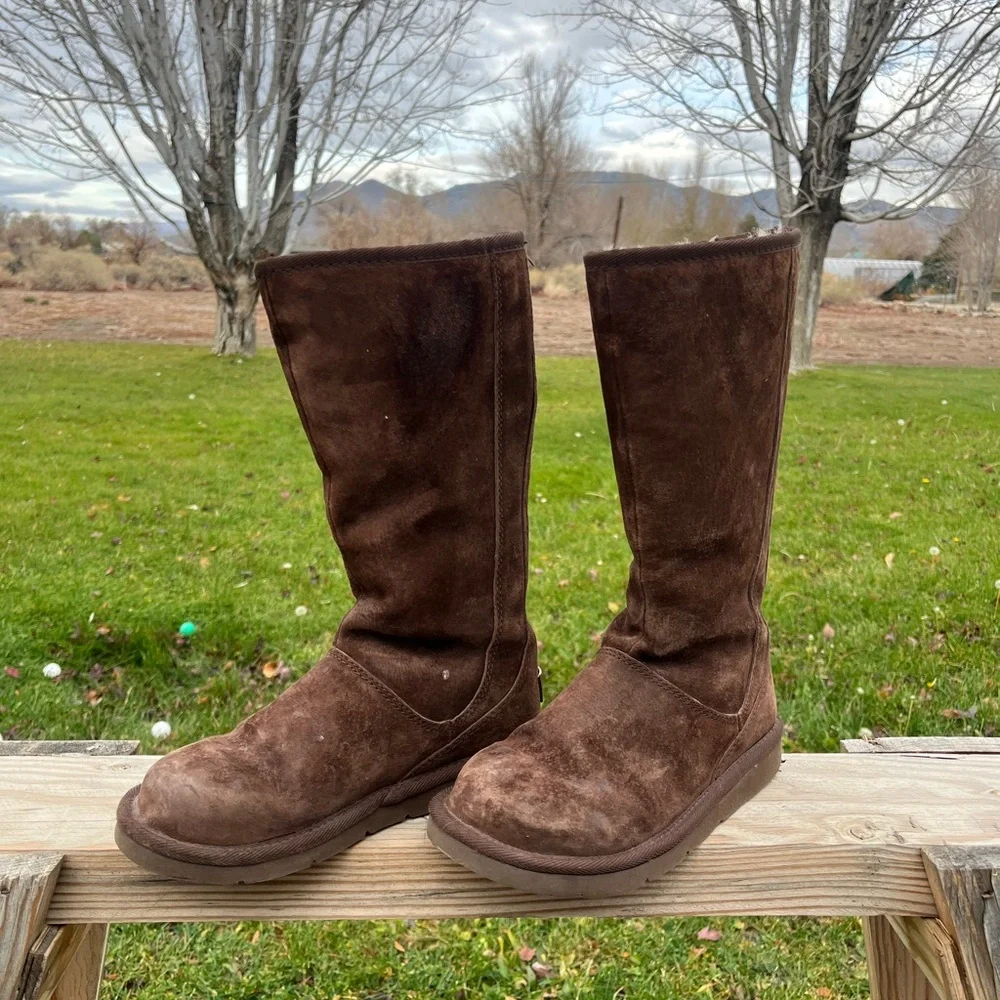 UGG fleece lined leather boots zip up. Size 7.5-8